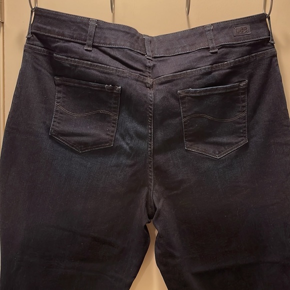 NWOT Lee relaxed fit straight leg mid rise dark wash size 22W - Picture 3 of 6